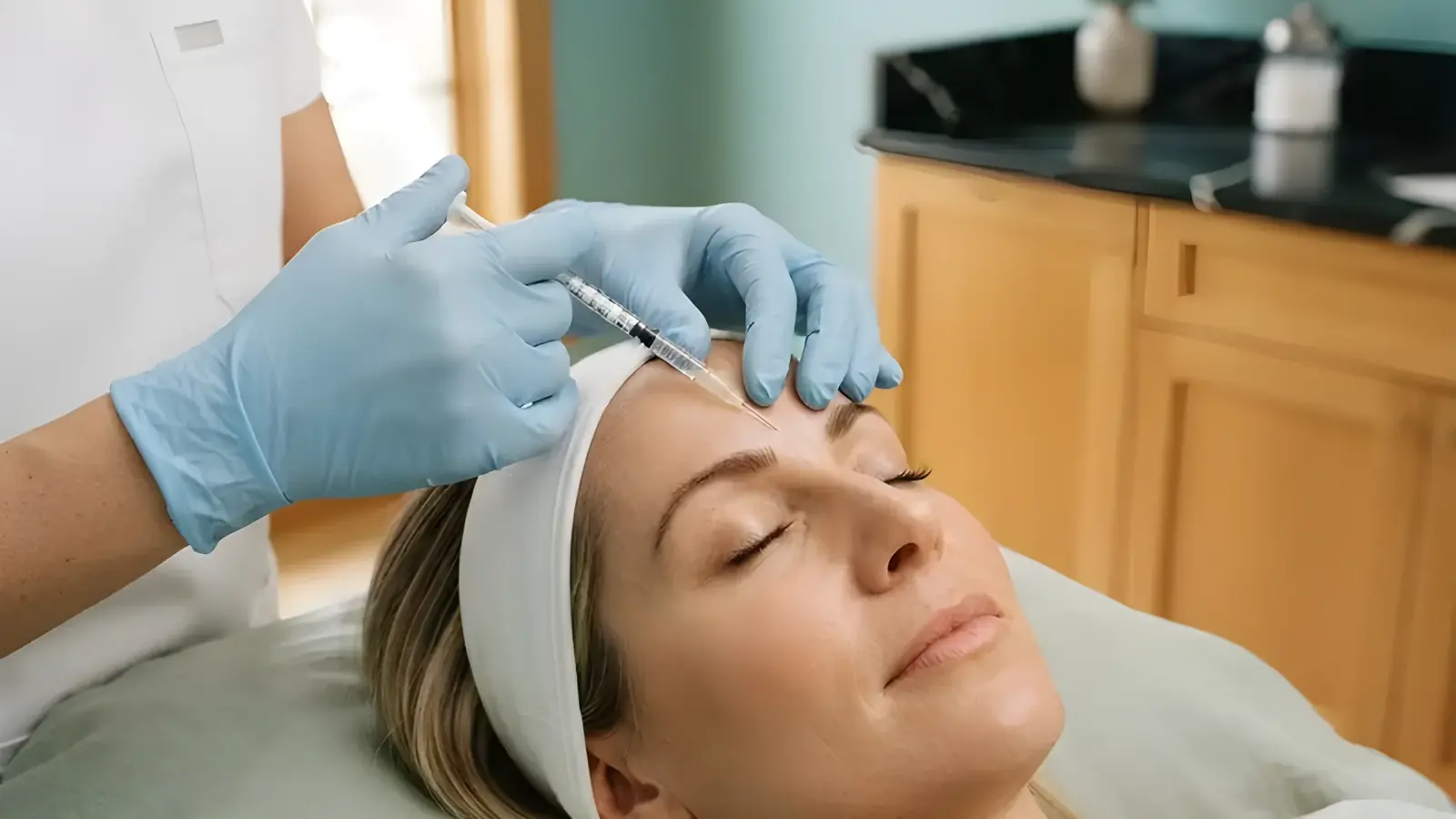 Botox being performed in the Lincoln Park treatment room